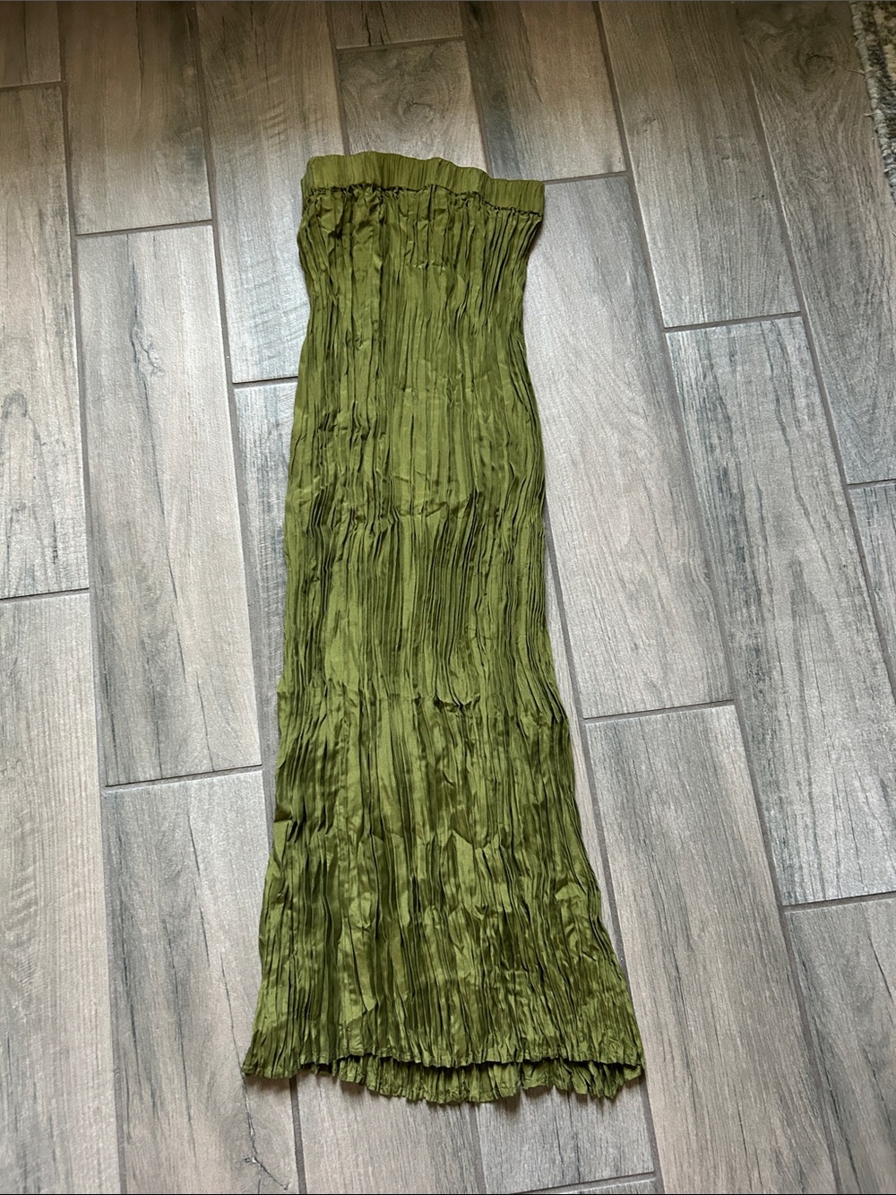 & Other Stories Olive-Tone Crinkled Maxi Skirt - Picture 4 of 4